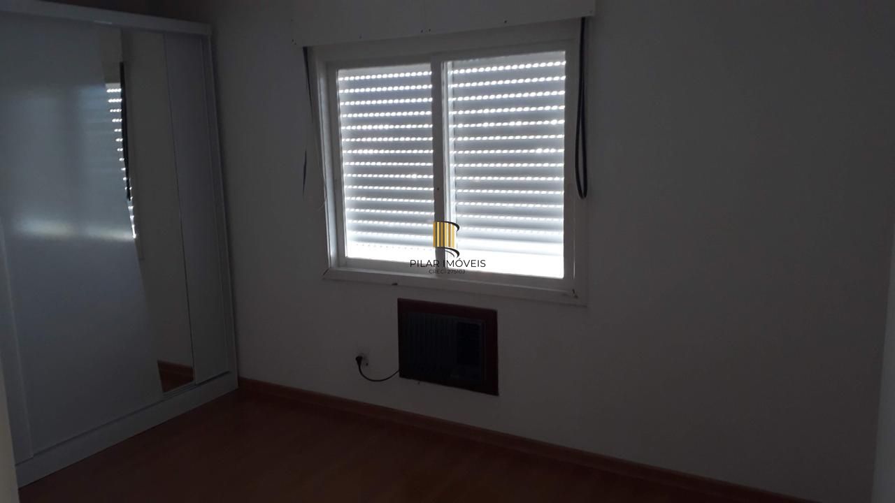 Cobertura com 137m², no Bairro Cristal, de 2 dormitórios, sento uma suíte, ampla sacada, churrasqueira, vista panorâmica, vaga coberta.