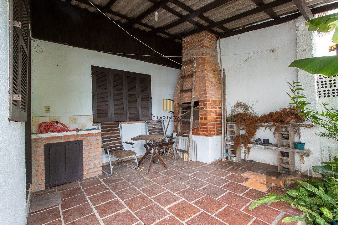 Casa térrea, 2 quartos, 2 vagas, edicula com 1 quarto e um banheiro - Bairro Tristeza