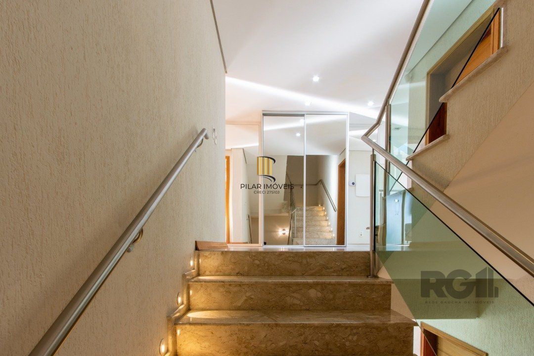 Casa com 5 suites com area privativa 714,00