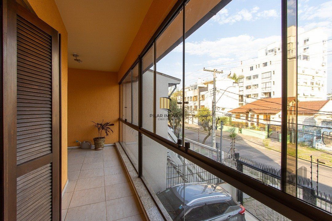 Casa 4 dormitórios no bairro Azenha