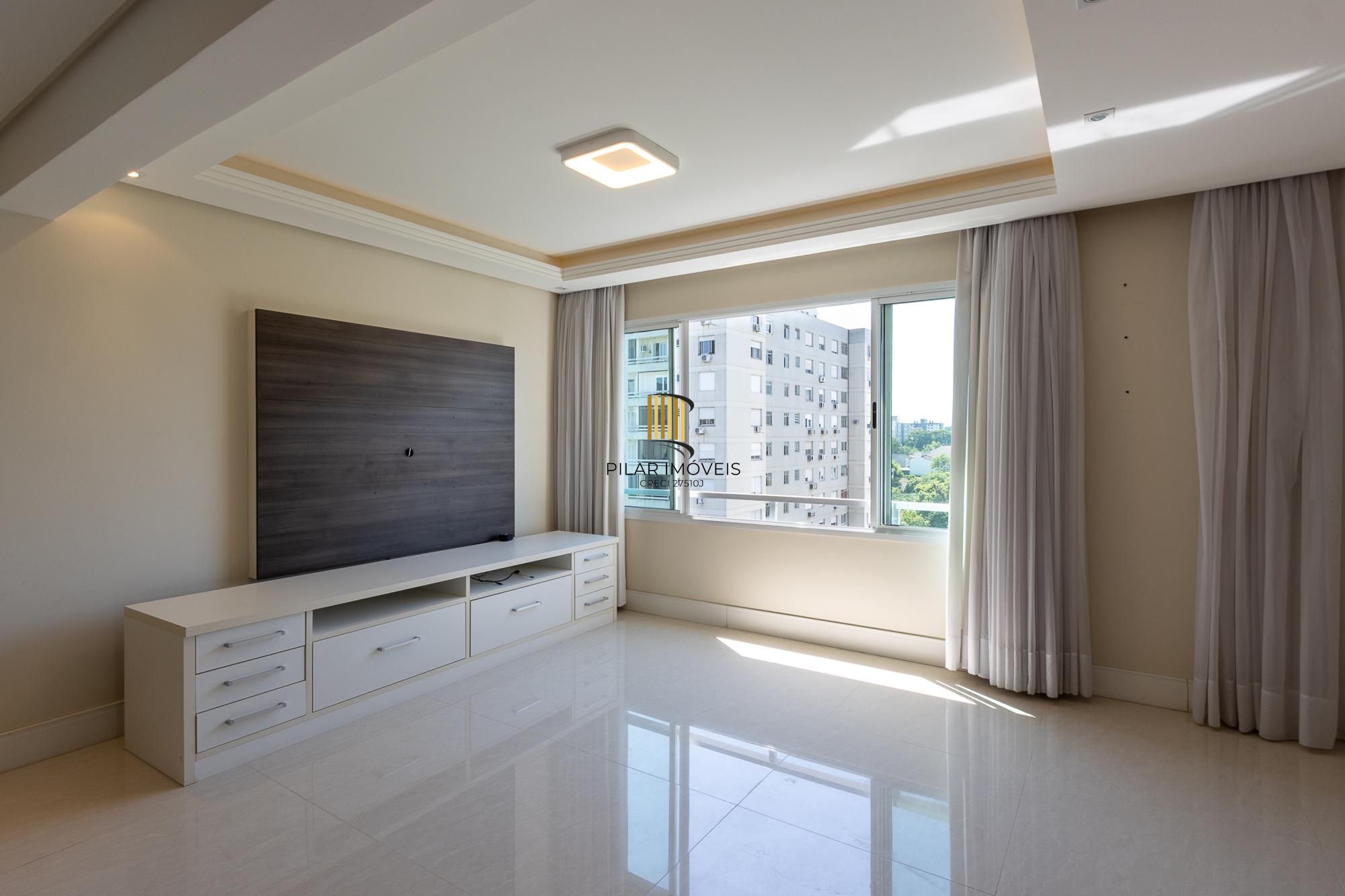 Apartamento de 3 dormitórios, 1 suíte e 2 vagas escrituradas no bairro Tristeza.