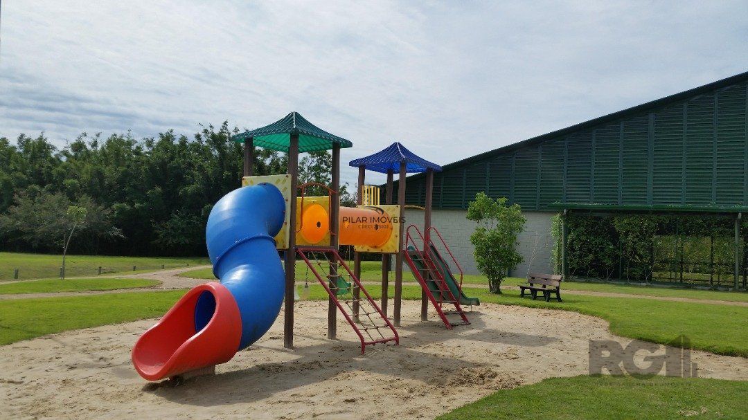 Casa em condomínio com pátio, piscina, 3 suítes e 2 vagas
