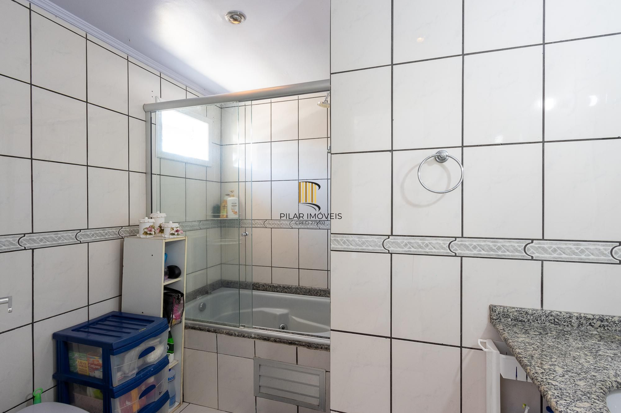 Casa de condomínio, de 3 dormitórios, 1 suíte e 2 vagas de garagem.