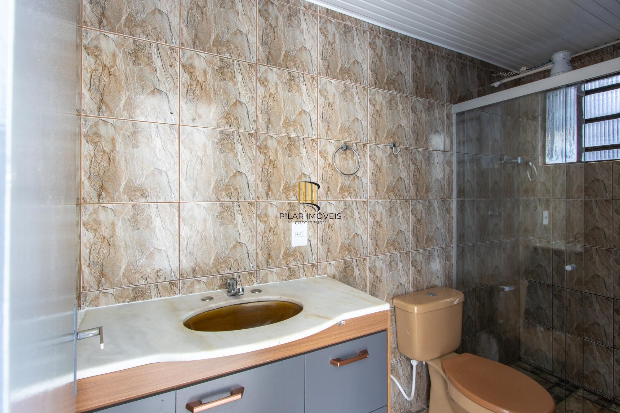 Apartamento semimobiliado à venda no bairro Cristal, 2 dormitórios, 2 banheiros, 1 vaga coberta e vista livre para o Guaíba