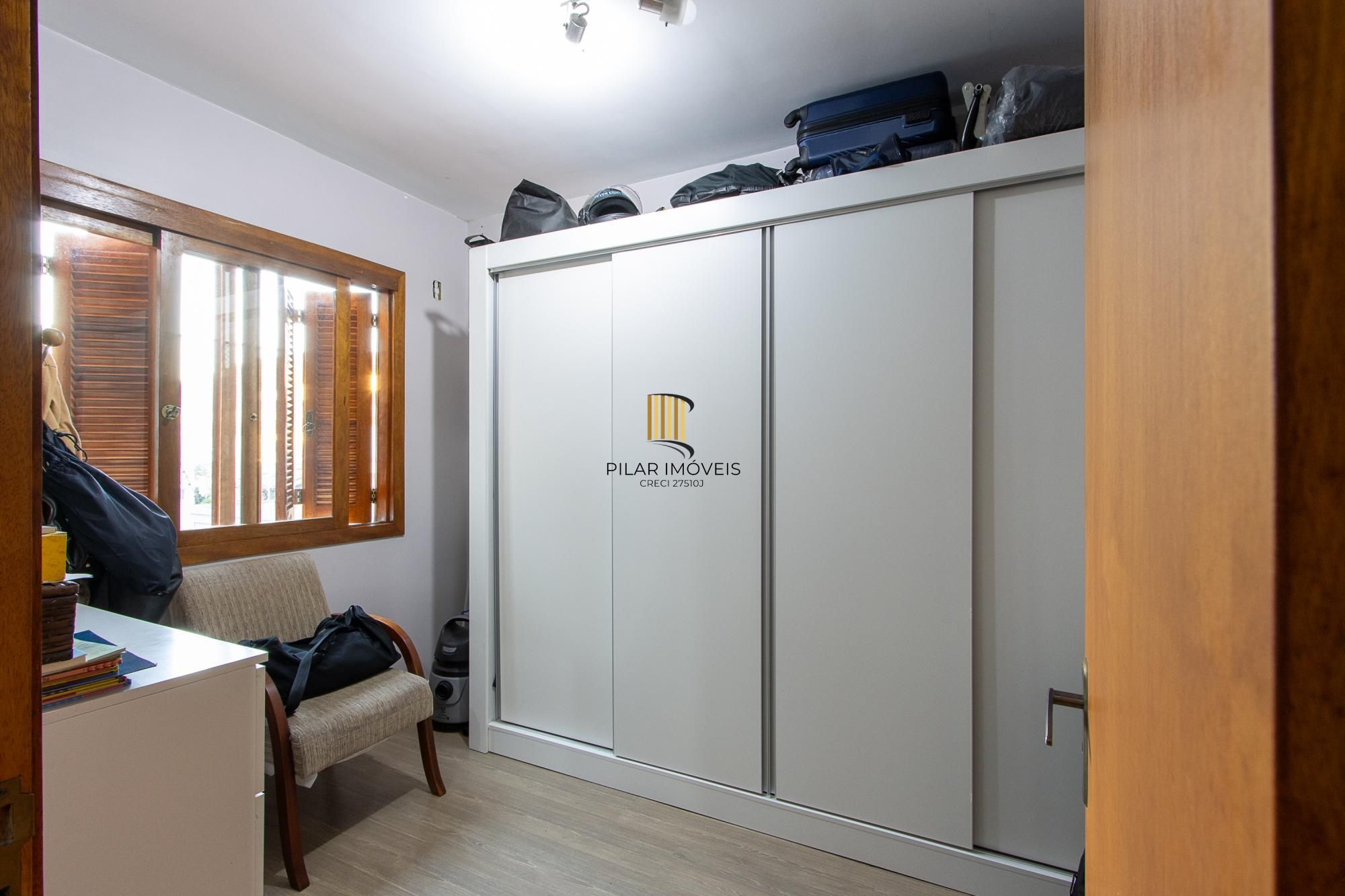 Casa de condomínio, 3 quartos, 1 suíte, piscina e 2 vagas de garagem;