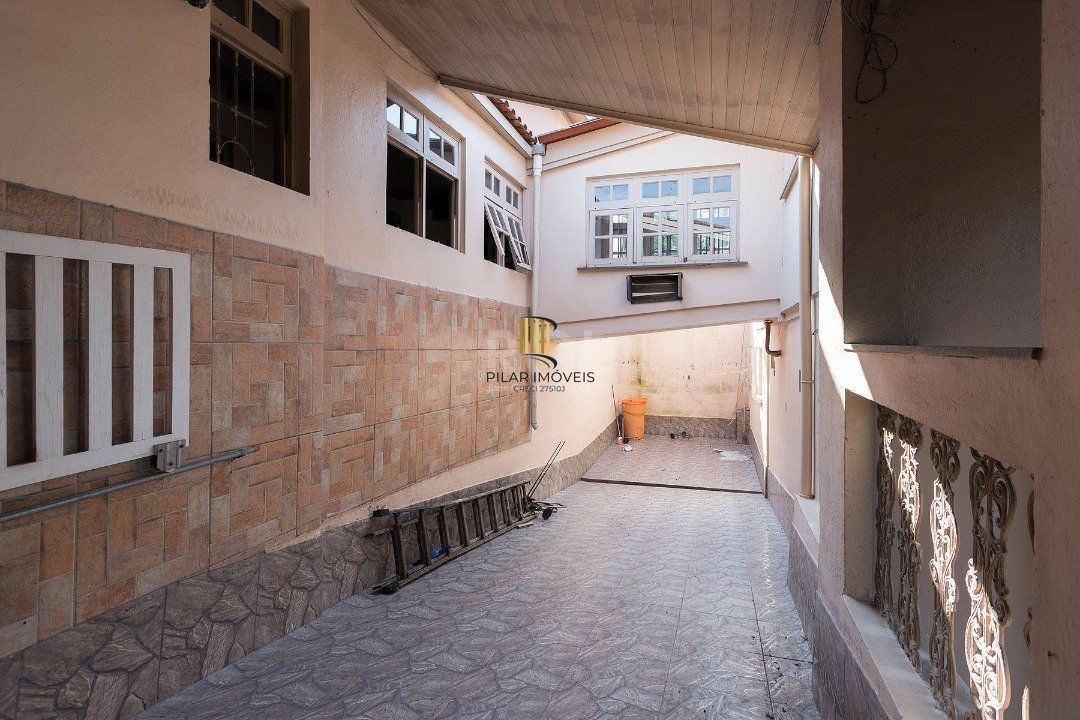 Casa para Venda - 320m², 5 dormitórios, sendo 2 suites, 3 vagas - Tristeza