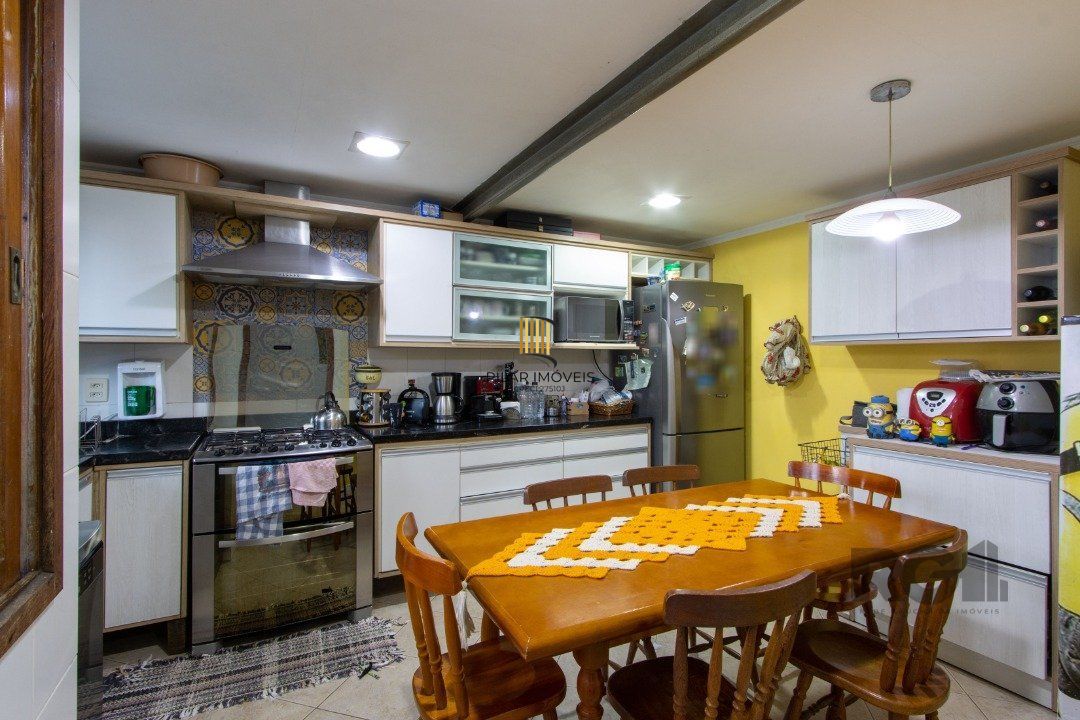 Casa no bairro Cristal, Possui 4 dormitórios, sendo 1suíte, closet e banheira de hidromassagem, com possibilidade de um podendo 1 dormitórios extra.