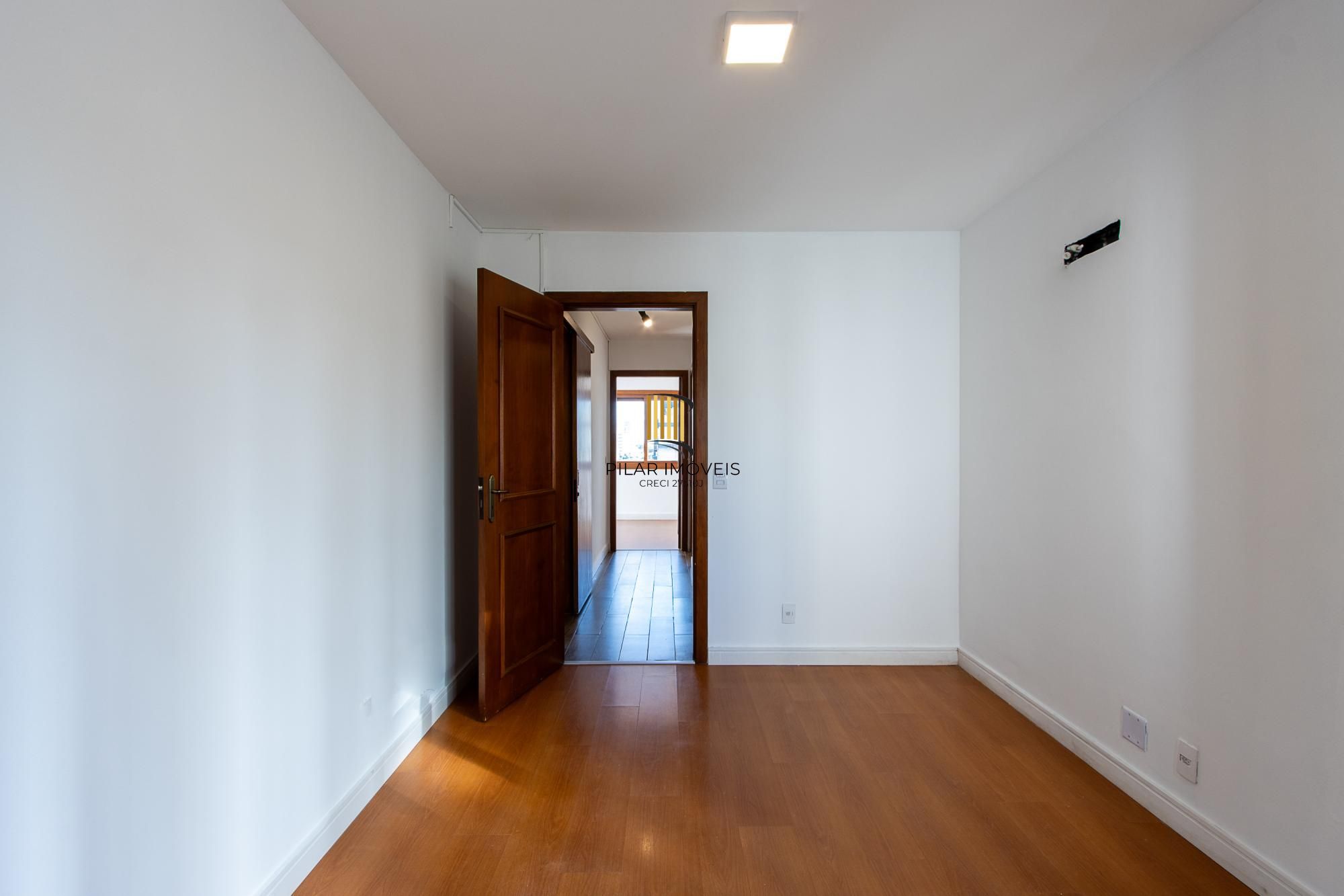 Apartamento com 114.02m², 3 dorm, Petrópolis com lareira e churrasqueira