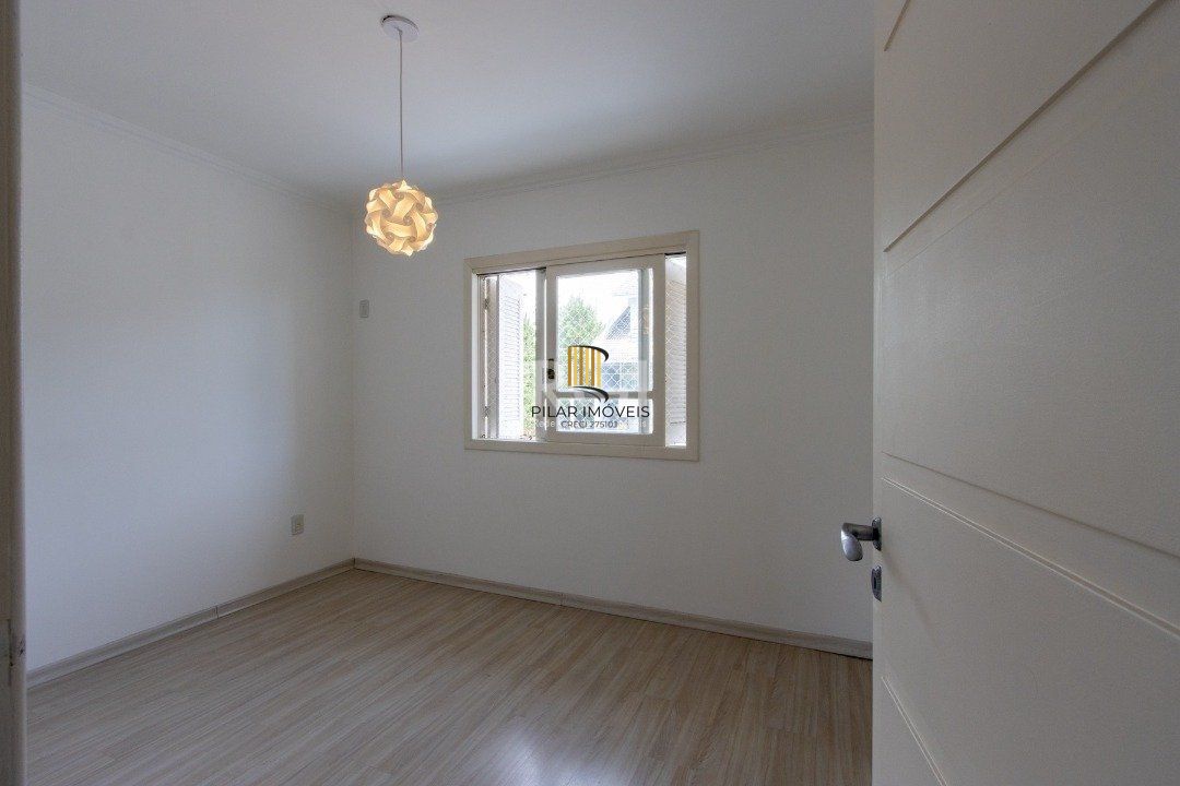 Uma suíte, estar íntimo, living 2 ambientes, lareira, lavabo, cozinha mobiliada,