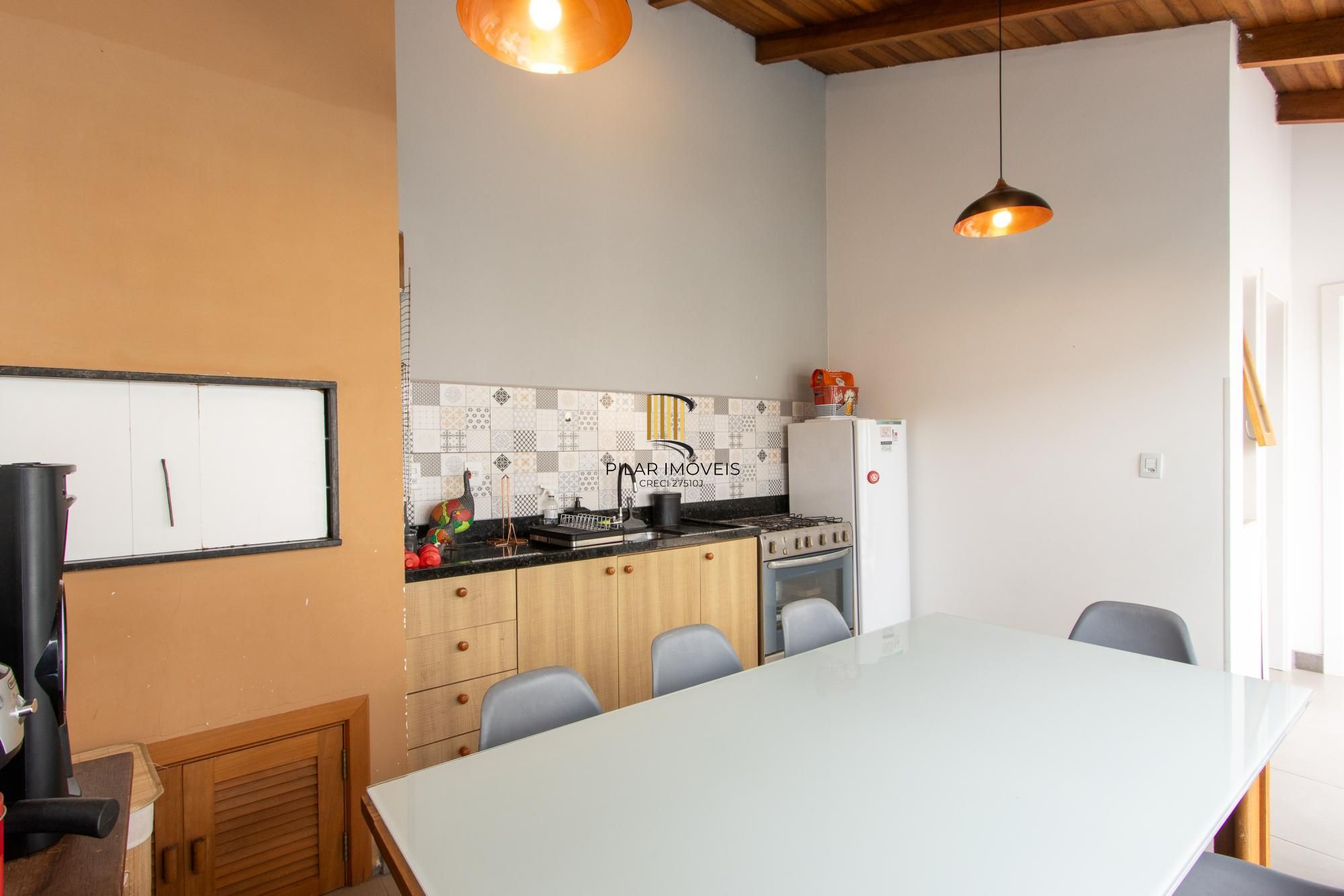 Excelente casa de alvenaria, 4 dormitórios, 2 suítes e 2 vagas de garagem.