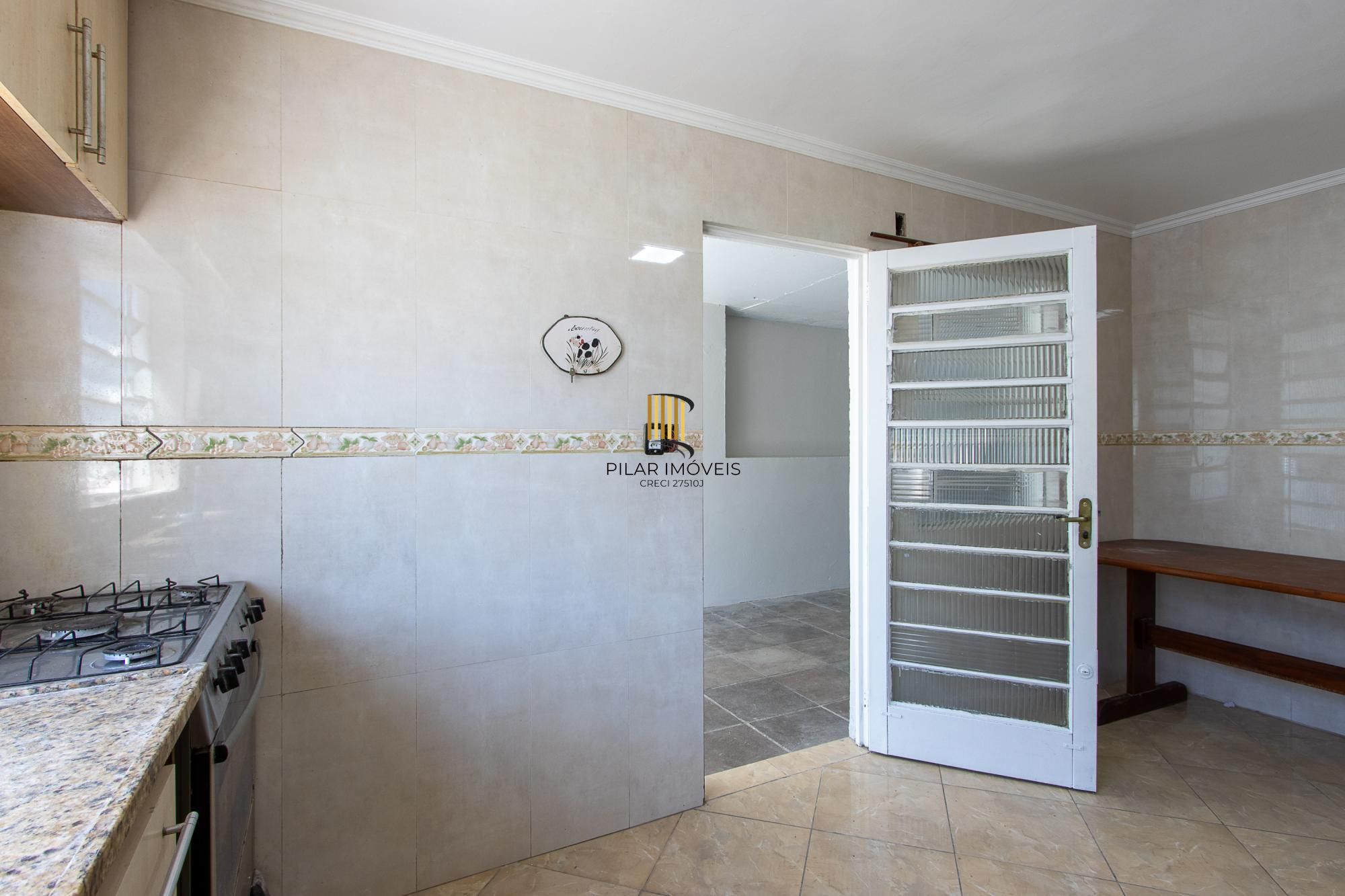 Casa de alvenaria, com 3 quartos, 1 suíte e 3 vagas de garagem.