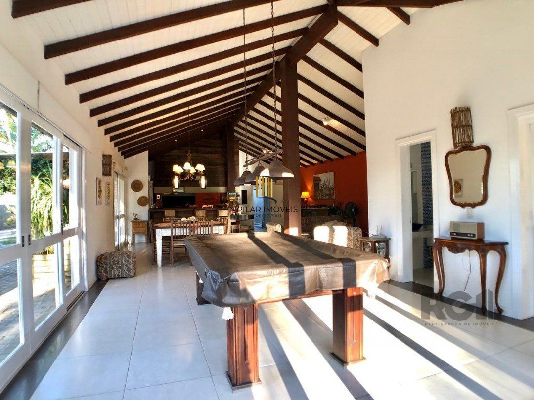 EM ATLÂNTIDA, CASA COM 1140m², 320 m² DE ÁREA PRIVADA, 3 DORMS (1 SUÍTE)