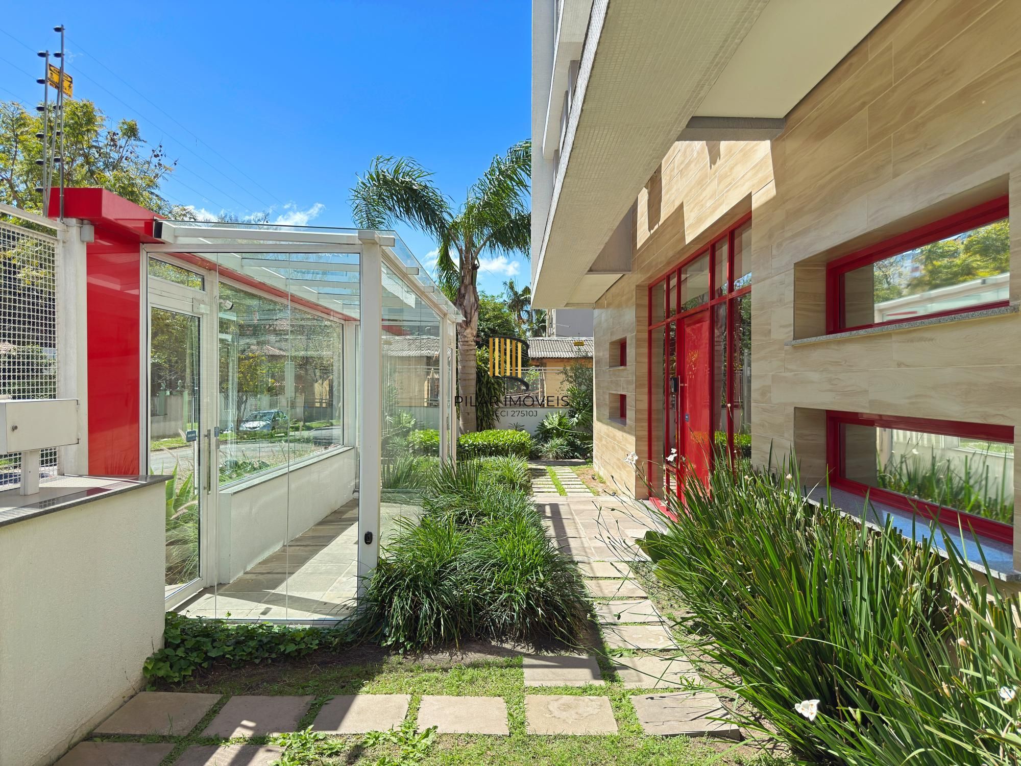 Apartamento 03 Suítes bairro Cristal, 88,97m² de área privativa, semimobiliada e 02 vagas de garagens cobertas.