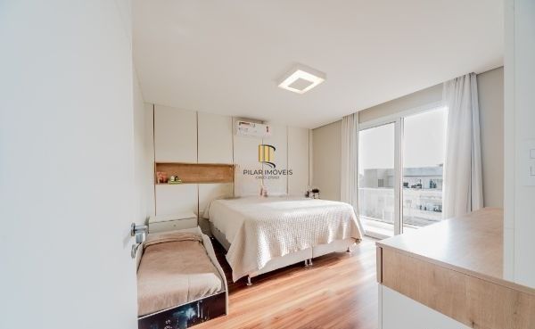 Uma casa linda dentro de um condomínio fechado, no Lagos de Nova Ipanema.