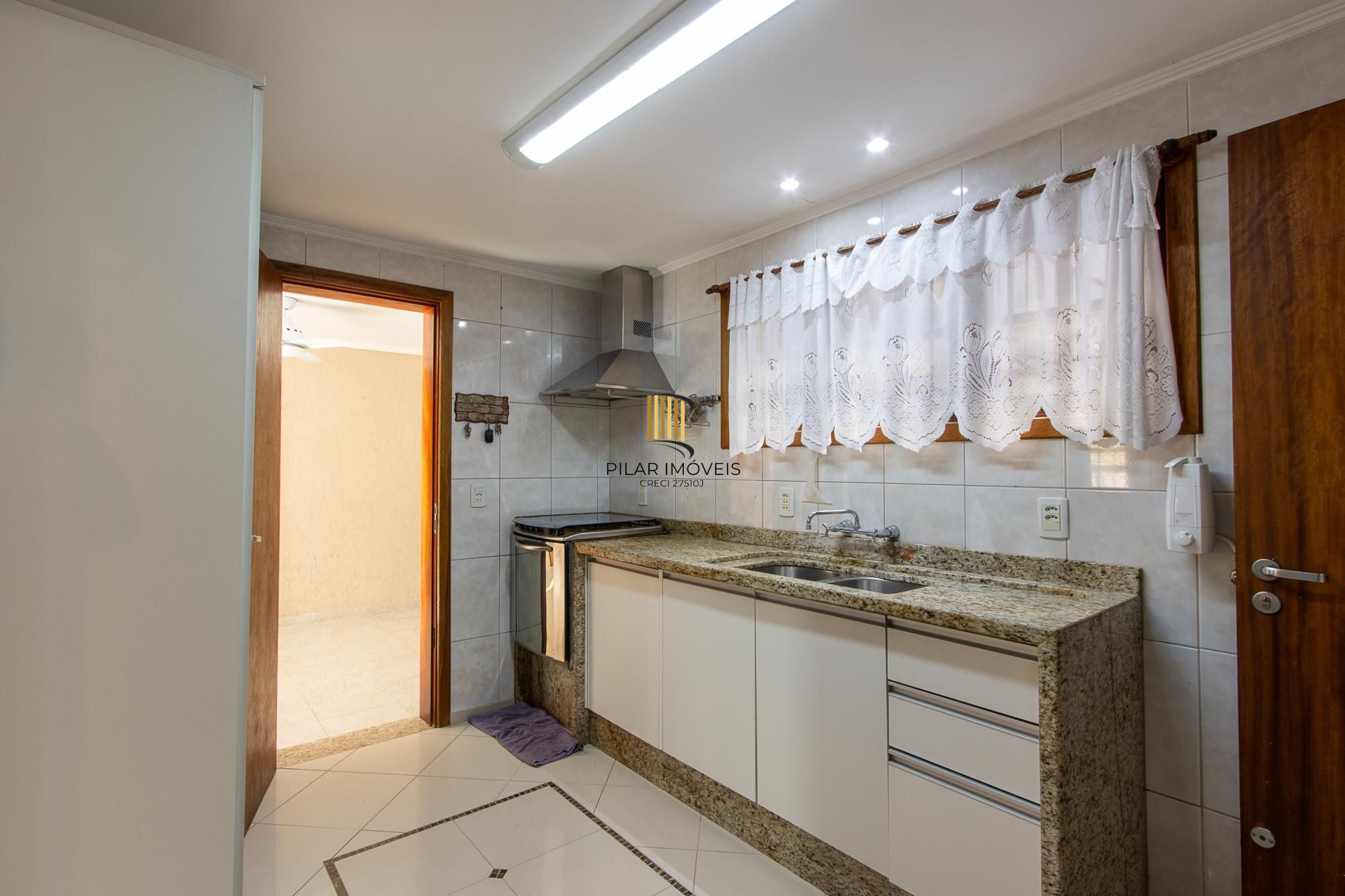 Excelente casa de 3 dormitórios, 1 suíte, pátio, piscina e vaga para 2 carros cobertas.