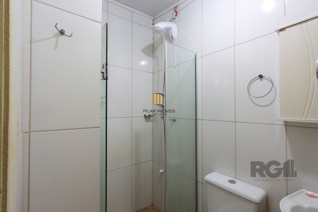 Casa com 109m² de área privativa, possui 02 dormitórios, living para 2 ambientes, cozinha, 2 banheiros