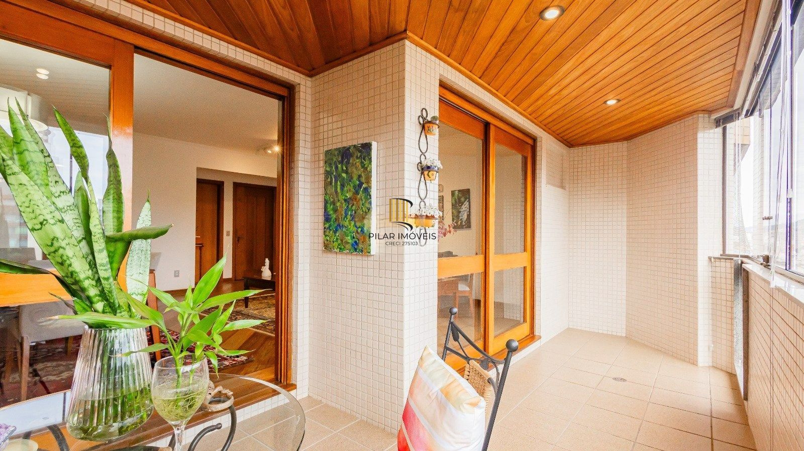 Apartamento com três quartos e três vagas, no bairro Bela Vista