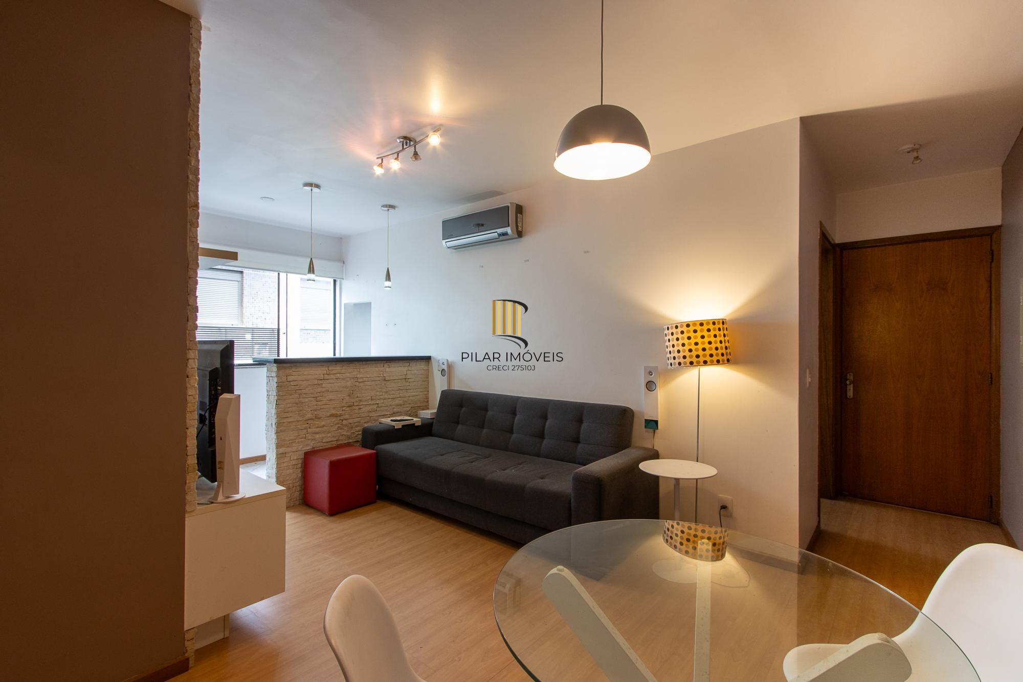 Apartamento com 2 dormitórios (reversível para 3) e 1 vaga escriturada  à venda no coração de Ipanema