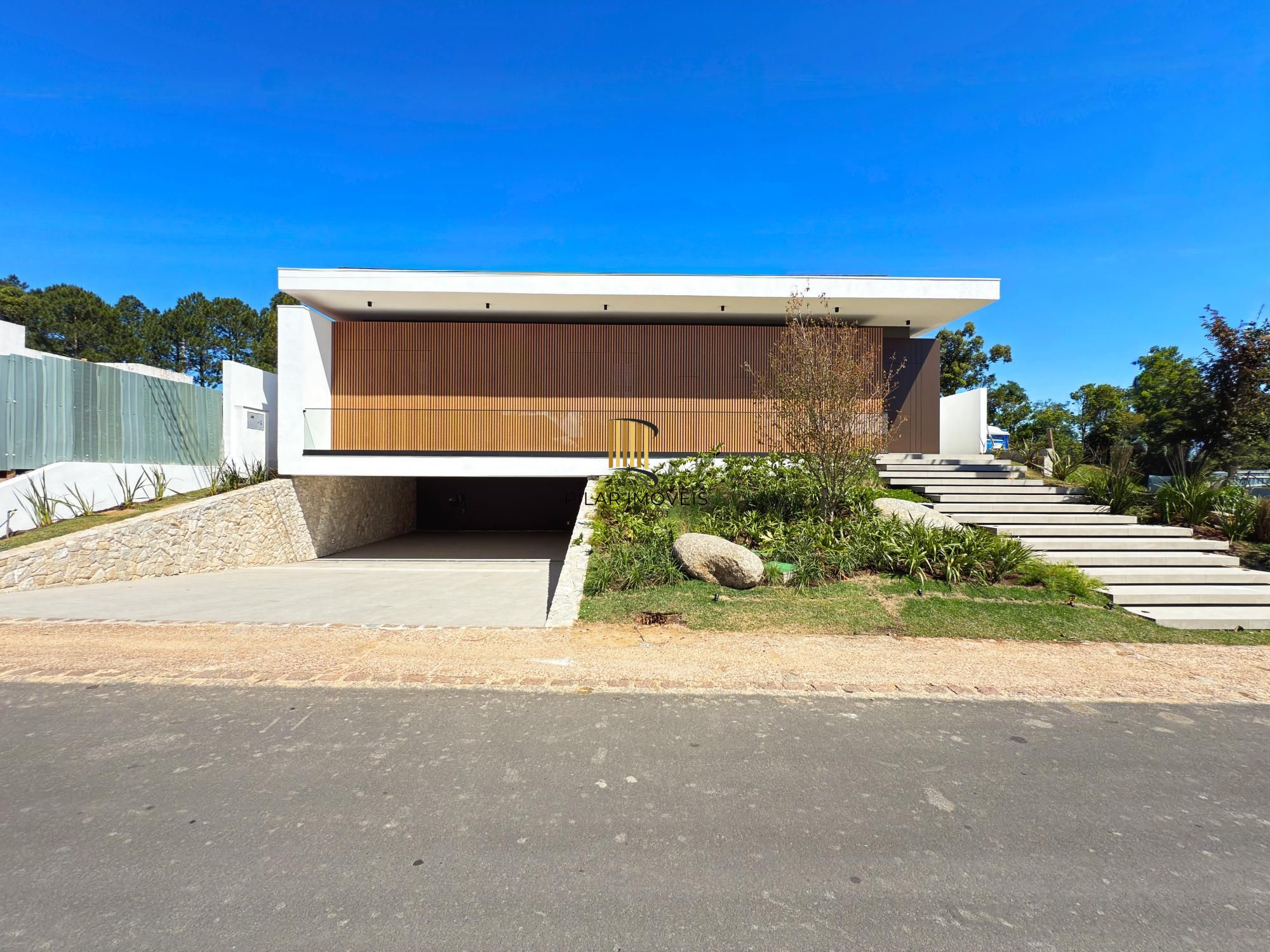 A casa conta com 434m2 de área construída, mas com um aproveitamento total dos 1.012m2 do lote - Pilar Imóveis