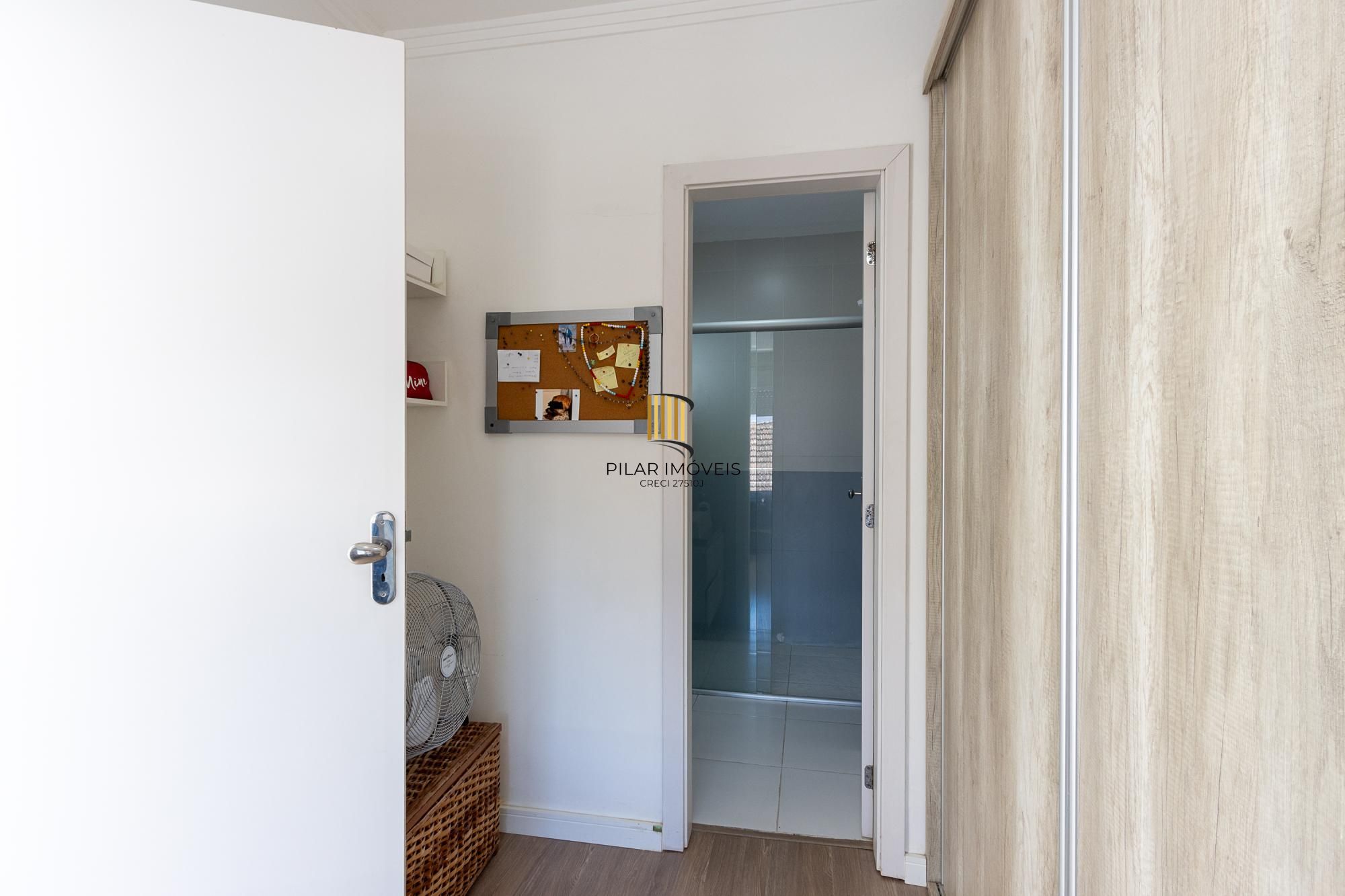 Linda  Casa em condomínio , localizada no bairro TRISTEZA, Zona Sul de PORTO ALEGRE..