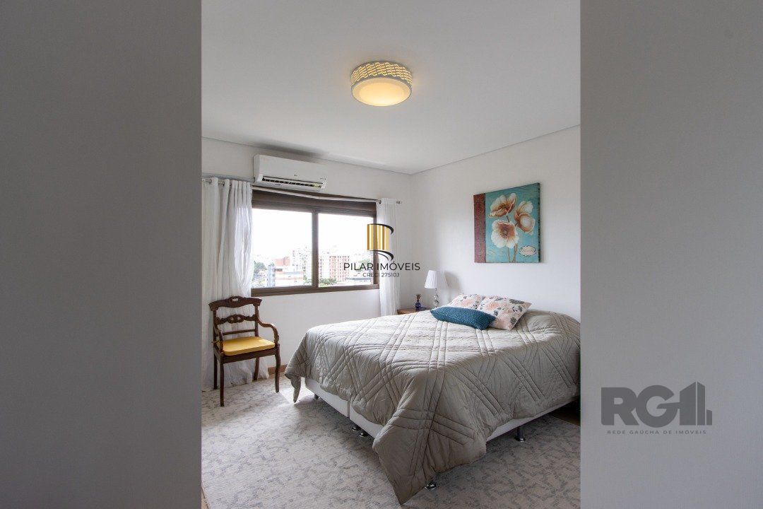 Apartamento possui 3 dormitórios, sendo 1 suíte, semi-mobiliado, com 107,27m² de área privativa, living para 2 ambientes, espaço gourmet com churrasqueira, cozinha com área de serviço; 2 vagas simples de garagem