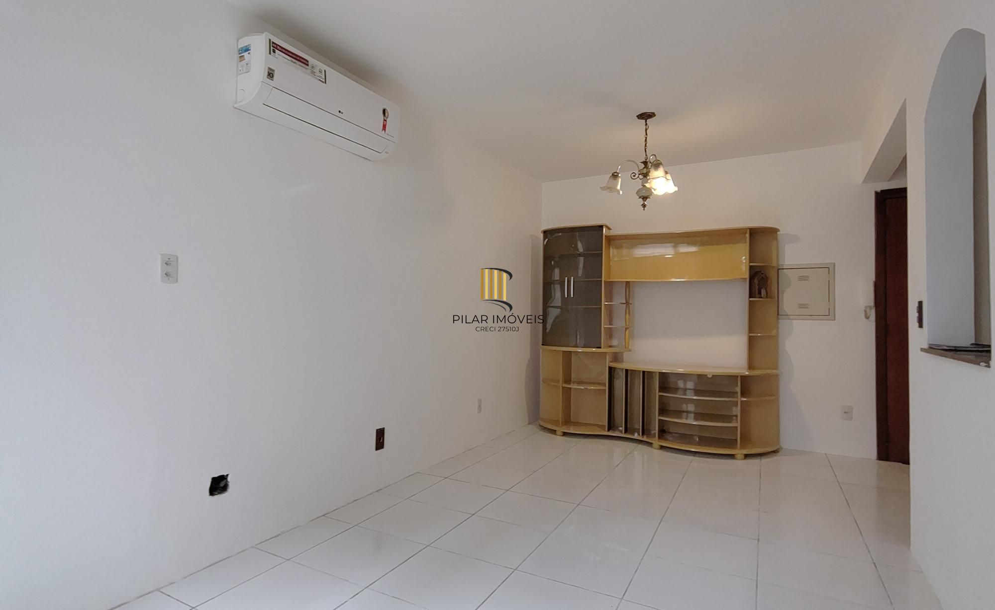 Casa de condomínio, 3 dormitórios, 1 suíte, 1 vaga coberta, no bairro Cristal.