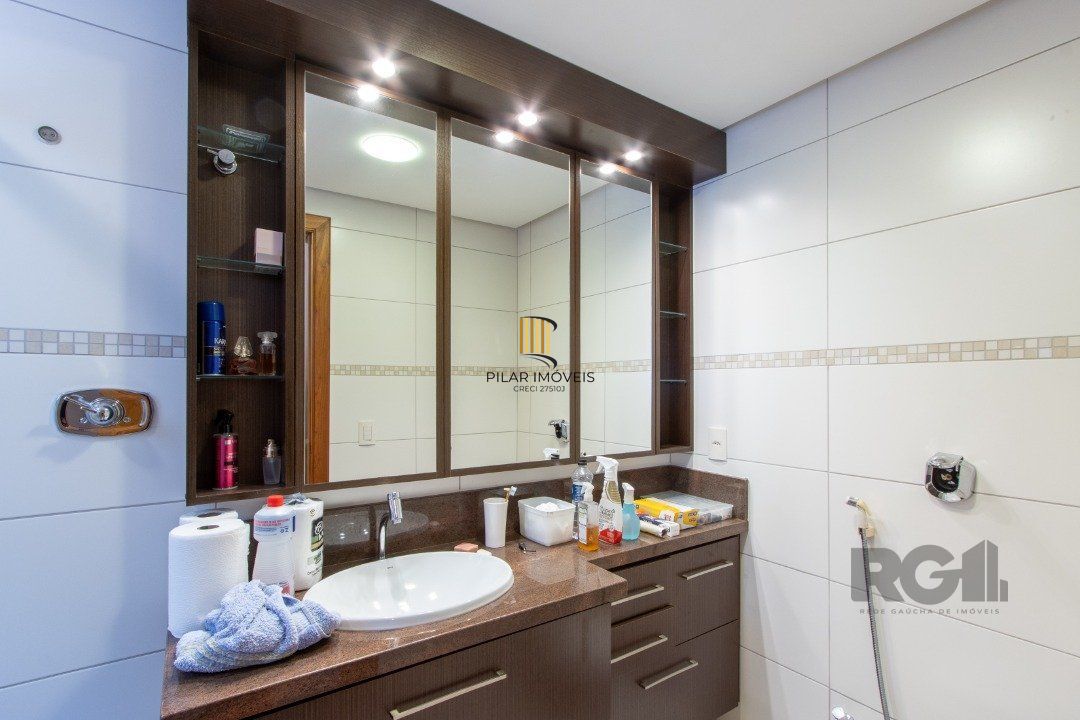 Apartamento na tristeza com três suítes e três vagas