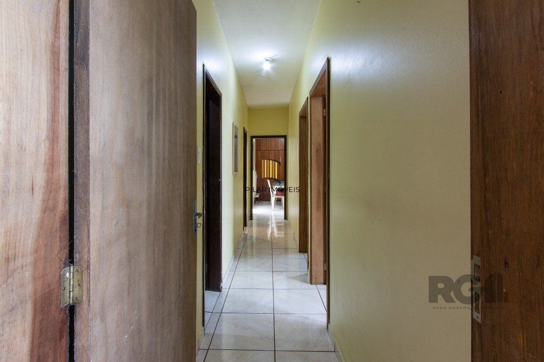 Casa térrea, 3 quartos, 2 banheiros, com pátio no Bairro Cavalhada