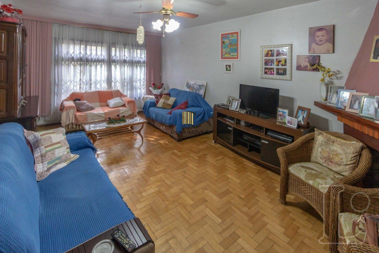 Sobrado para Venda - 241m², 4 dormitórios, sendo 1 suites, 1 vaga - Camaquã