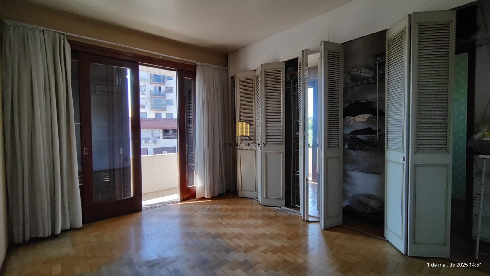 Apartamento de 4 dormitórios, 2 suítes, sacada, living para 2 ambientes bem amplo.