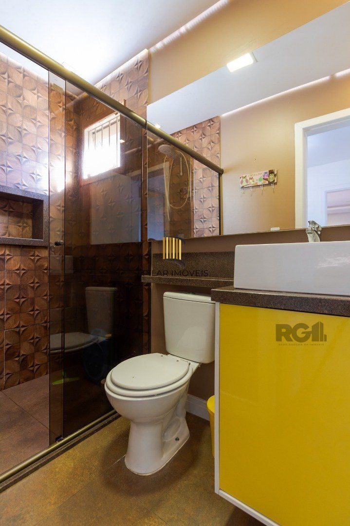 Casa em condomínio, 3 quartos, 1 suite, lareira, churrasqueira, 1 vaga - Bairro Tristeza