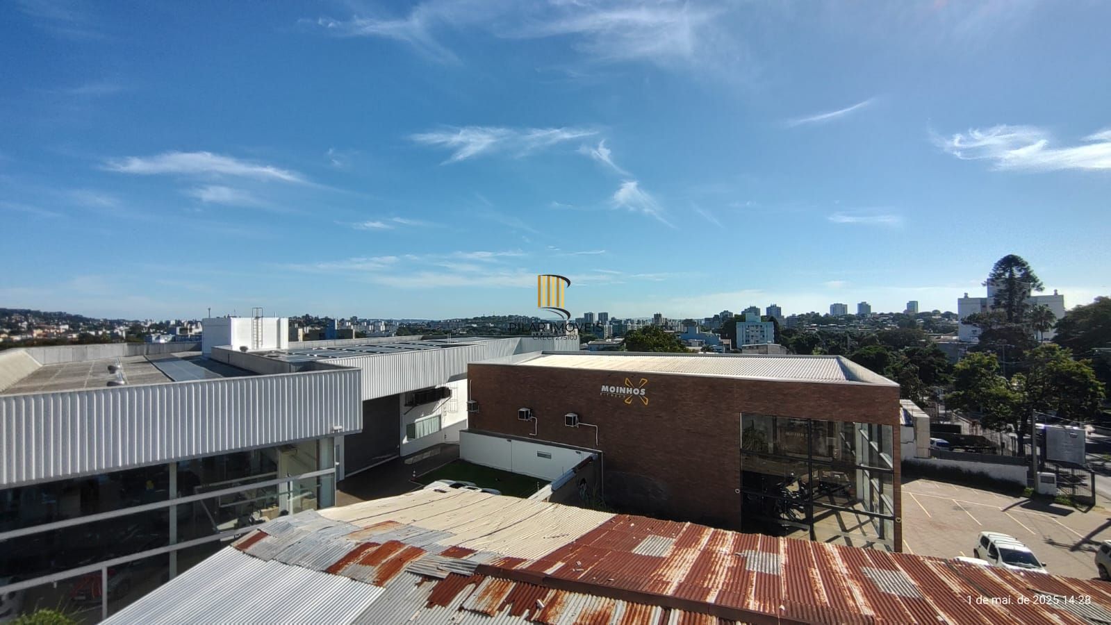 Apartamento de 4 dormitórios, 2 suítes, living amplo e arejado com sacada.