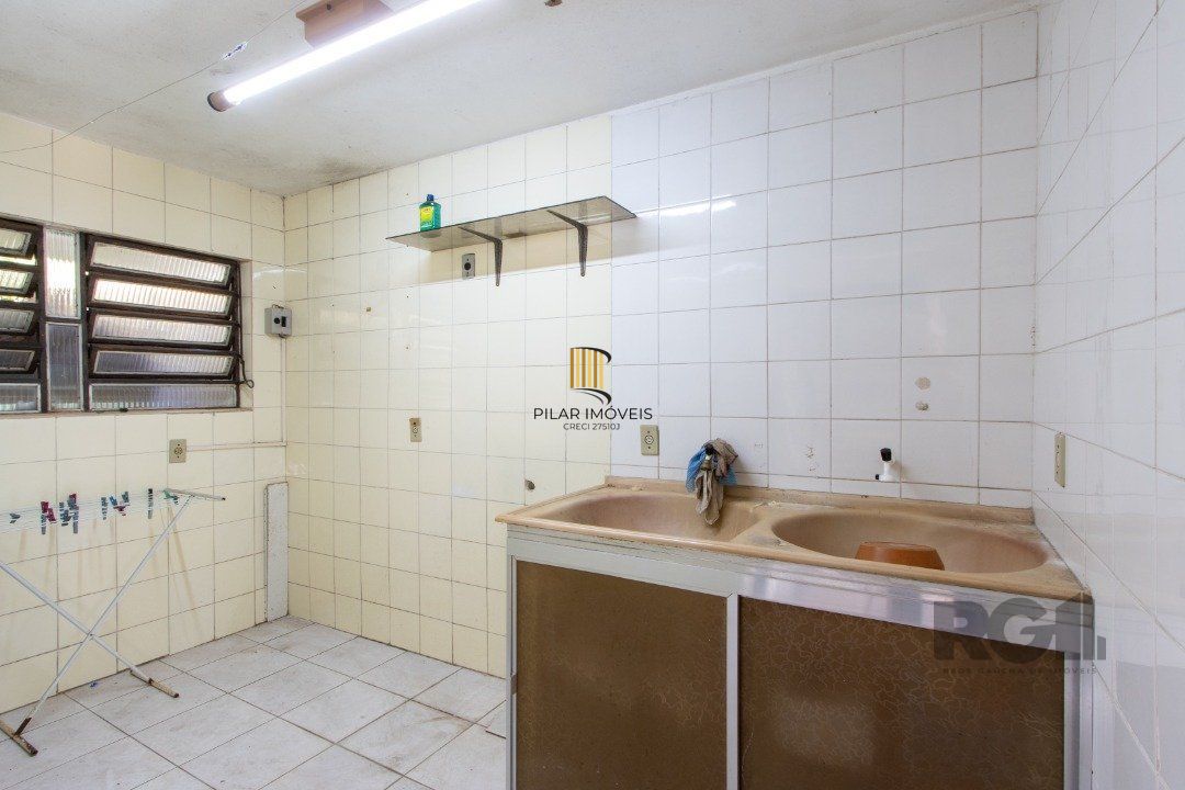 Casa para Venda - 72.6m², 4 dormitórios, sendo 1 suites, 6 vagas - Camaquã