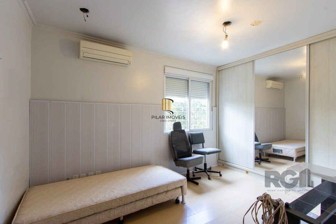 Casa para Venda - 239m², 5 dormitórios, sendo 1 suites, 2 vagas - Hipica