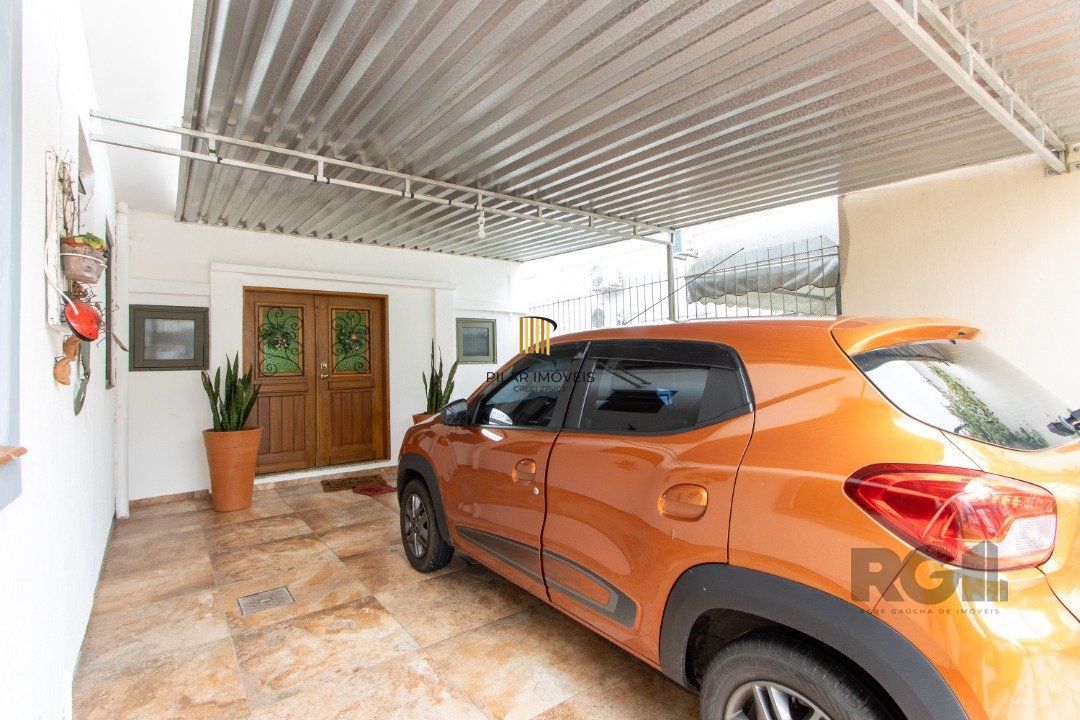 Casa térrea, 3 quartos, edícula, com 2 suites, pátio - Bairro Guarujá