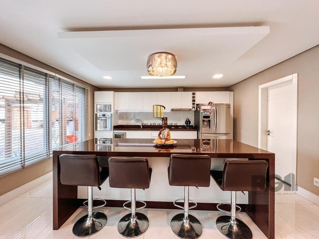Excelente residência com aproximadamente 219m² privativos,