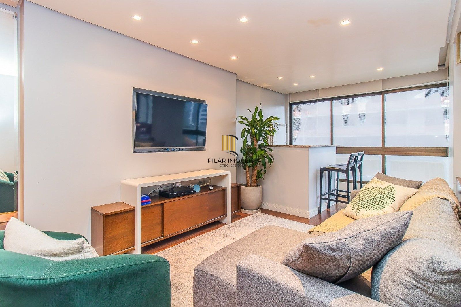 Apartamento Reformado e Mobiliado com 101m² e 2 Vagas no Coração do Rio Branco