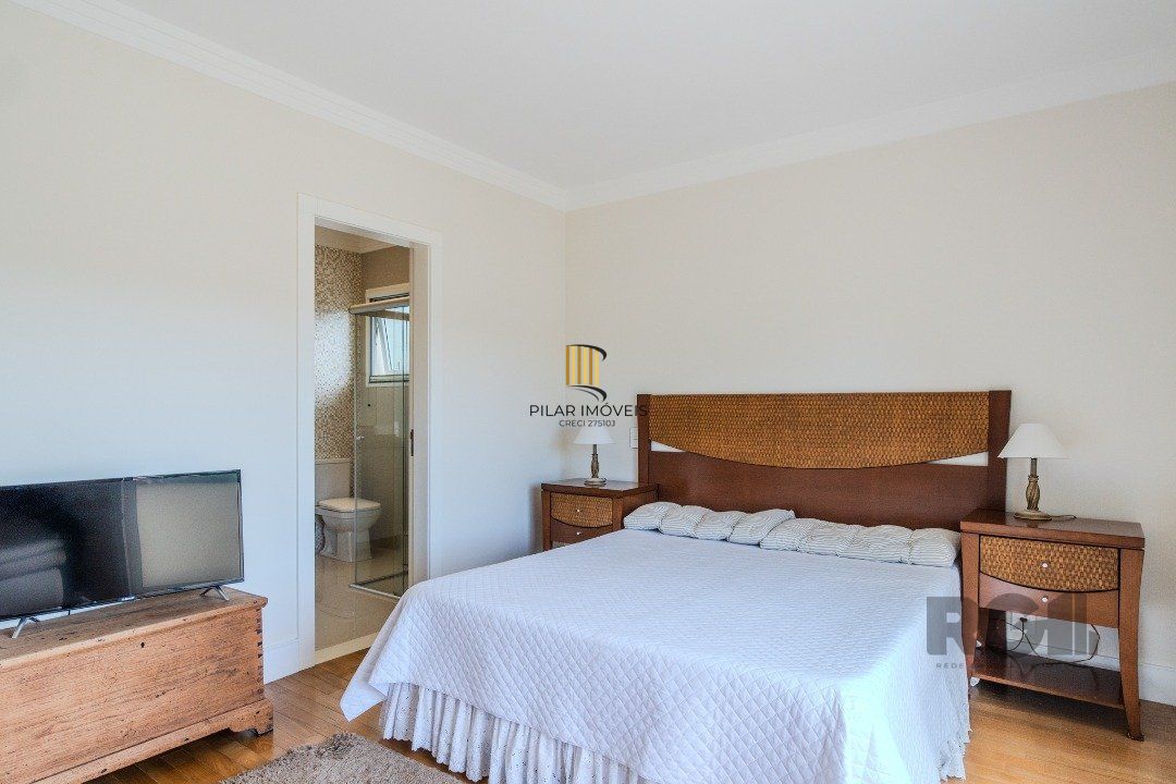Casa semimobiliada e possui 3 suítes (sendo 1 delas master com closet e hidro)