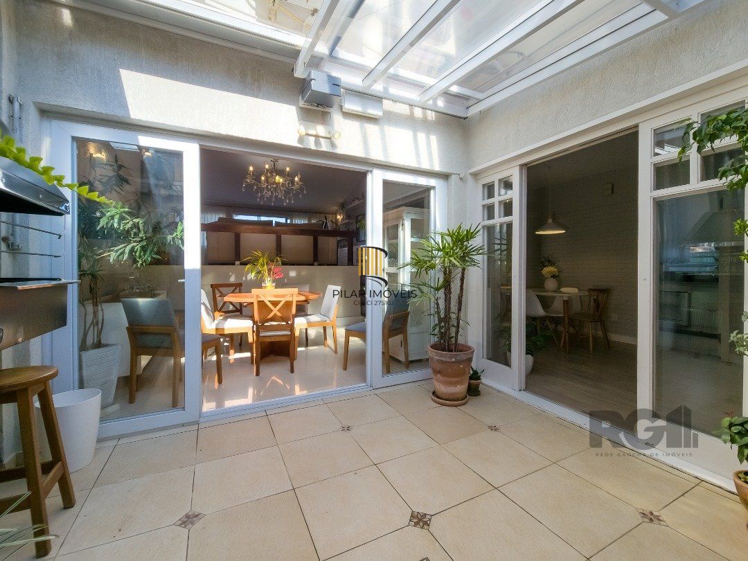CASA TÉRREA REFORMADA, 3 QUARTOS, SUITE, PÁTIO - BAIRRO CRISTAL