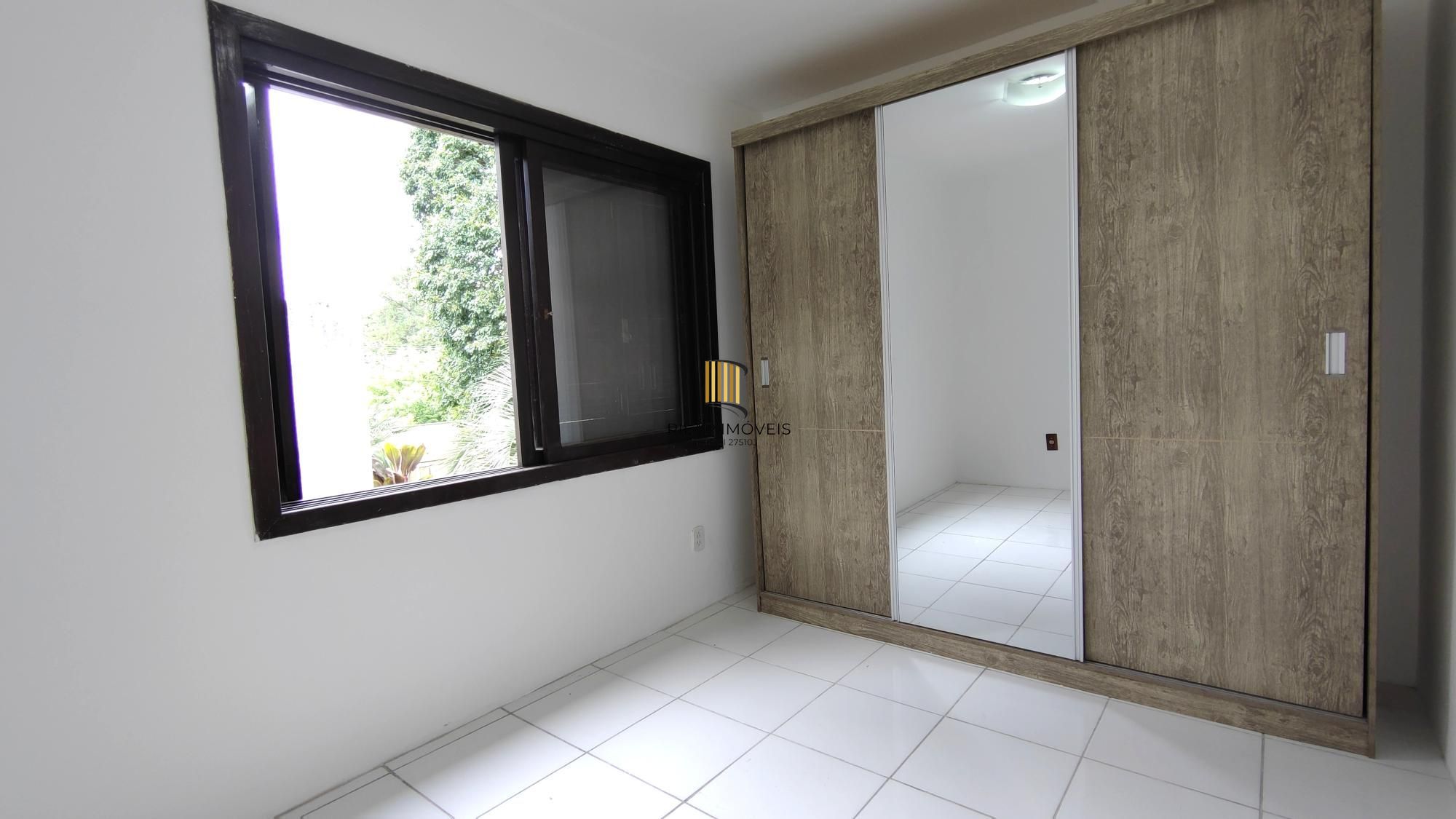 Casa de condomínio, 3 dormitórios, 1 suíte, 1 vaga coberta, no bairro Cristal.