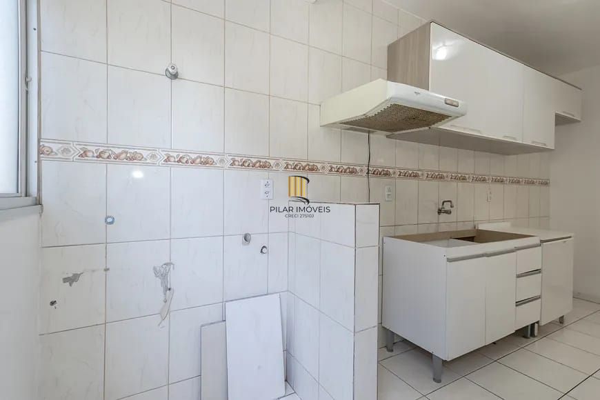 Apartamento de 2 quartos, no Bairro Tristeza, semi-mobiliado, com vaga escriturada.