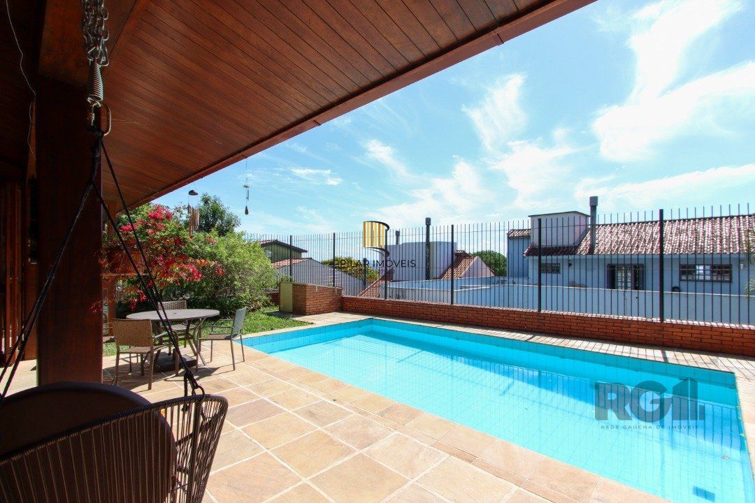 Casa com 4 dormitórios, sendo 1 suíte, com 2 vagas cobertas, no bairro Nonoai, Porto Alegre, RS