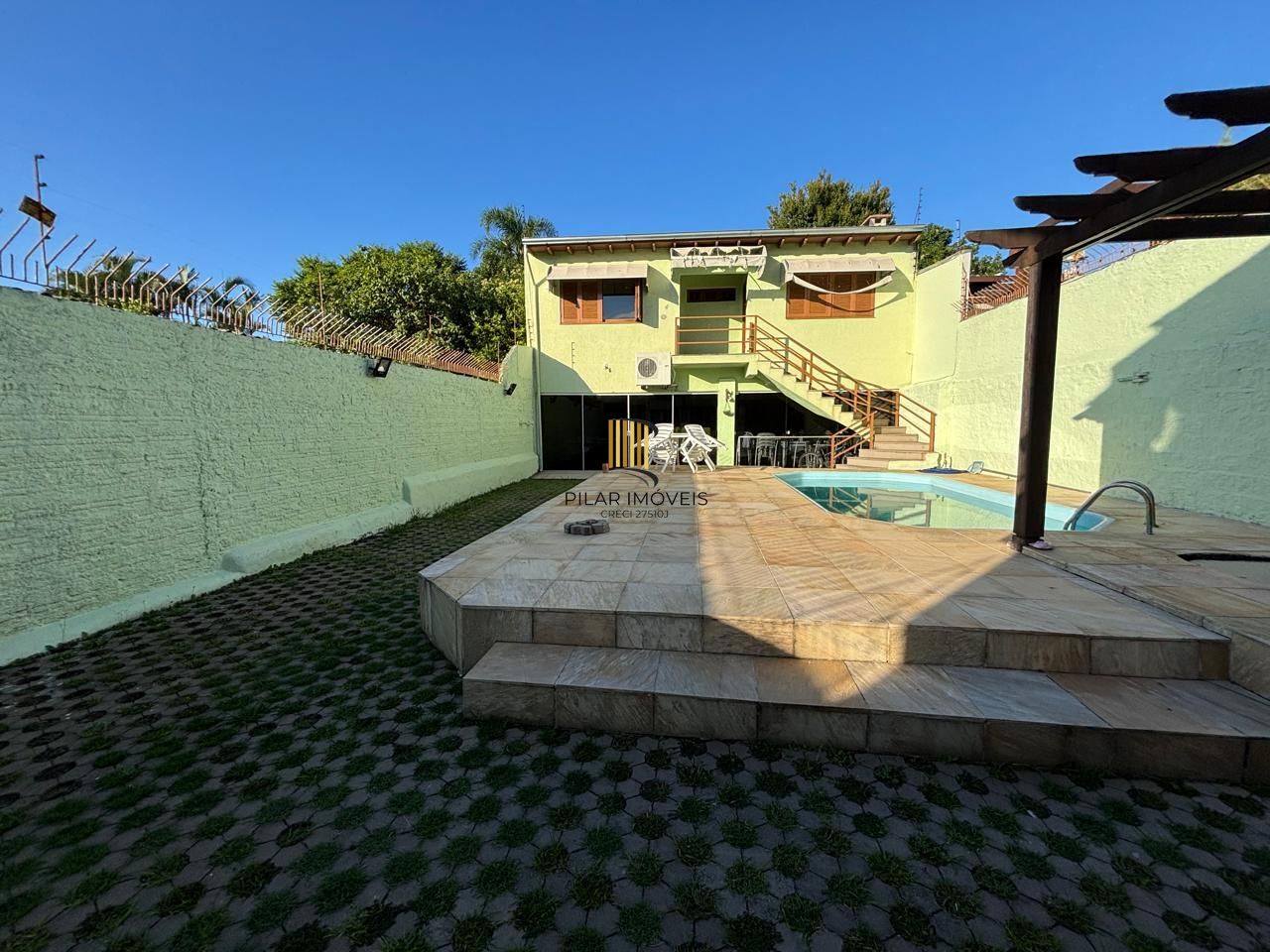 Excelente Casa Tipo Sobrado de alvenaria