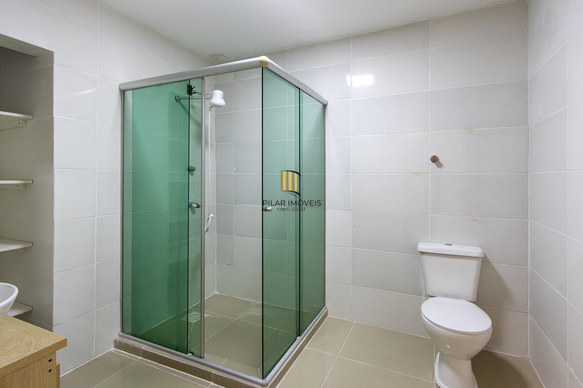 Casa de alvenaria, com 3 quartos, 1 suíte e 3 vagas de garagem.