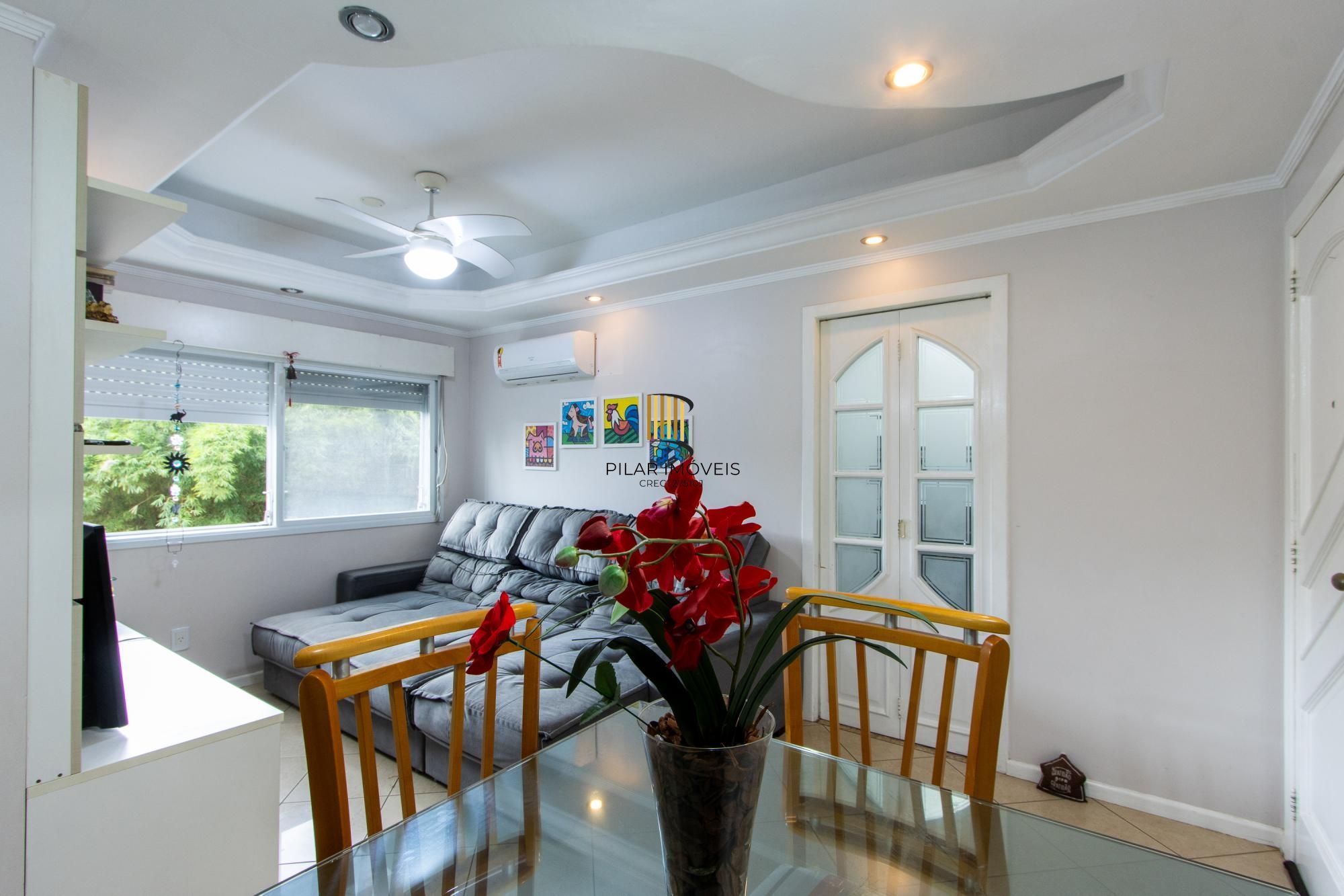 Apartamento de 2 quartos, living, cozinha planejada, área de serviço e 1 vaga.