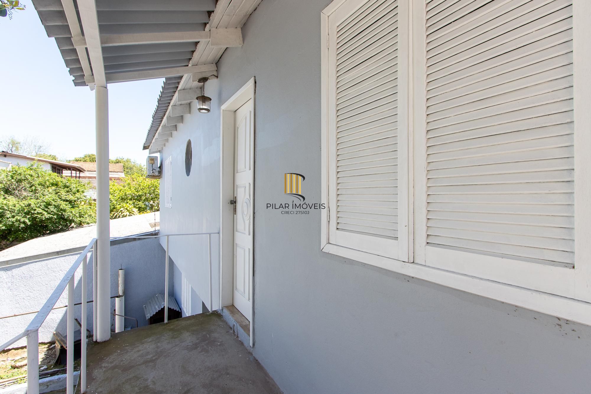 Casa de alvenaria, com 3 quartos, 1 suíte e 3 vagas de garagem.