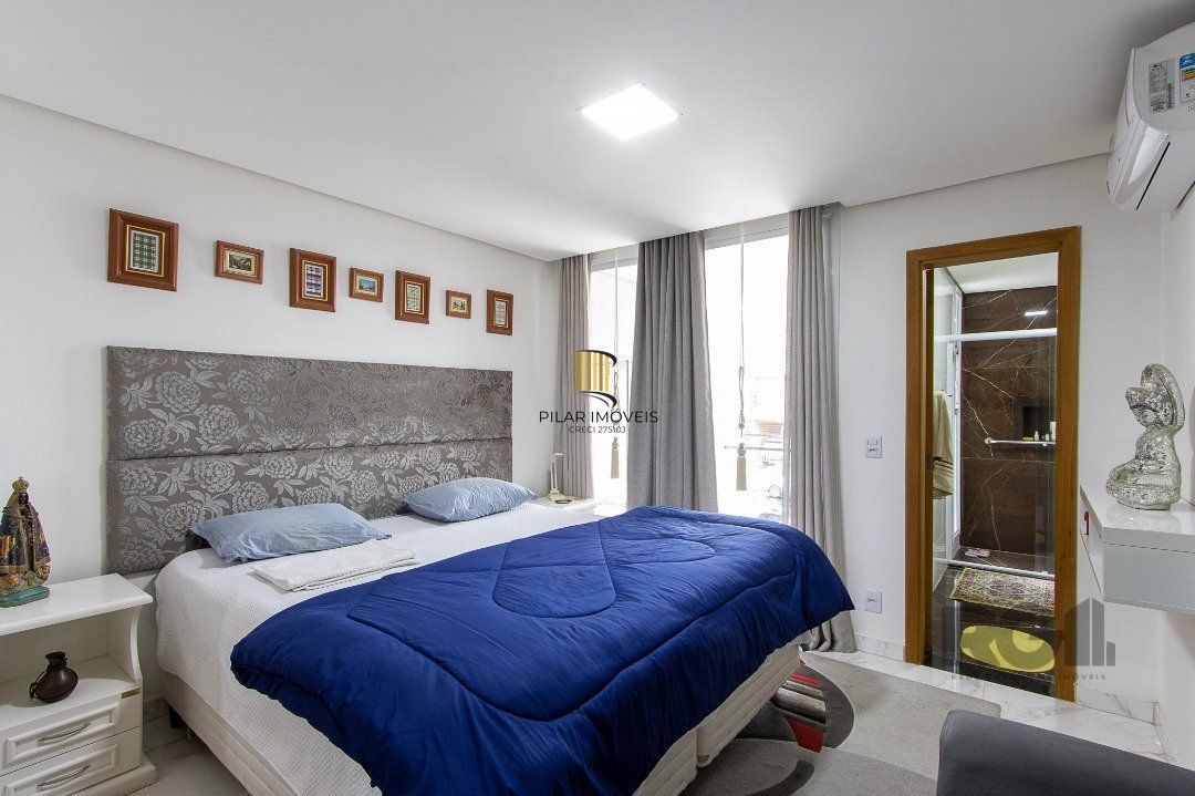 casa possui 3 suítes, 2 com closet