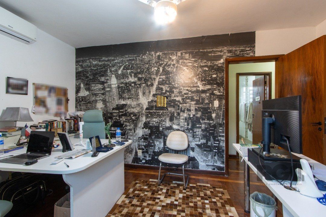 Casa no bairro Cristal, Possui 4 dormitórios, sendo 1suíte, closet e banheira de hidromassagem, com possibilidade de um podendo 1 dormitórios extra.