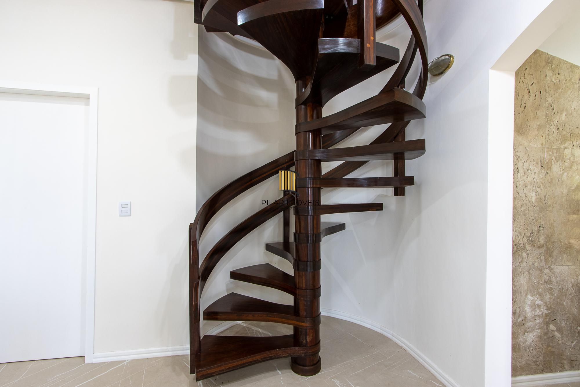 Casa com 2 dormitórios 3 banheiros. lareira e churrasqueira, e com arquitetura moderna.