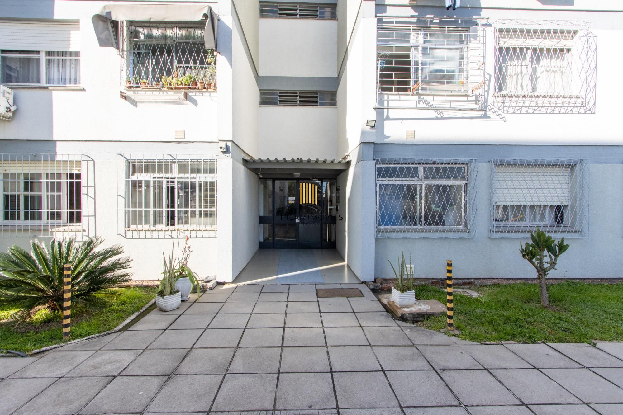 Apartamento de 3 quartos reformado, 1 banheiro - Bairro Camaquã.